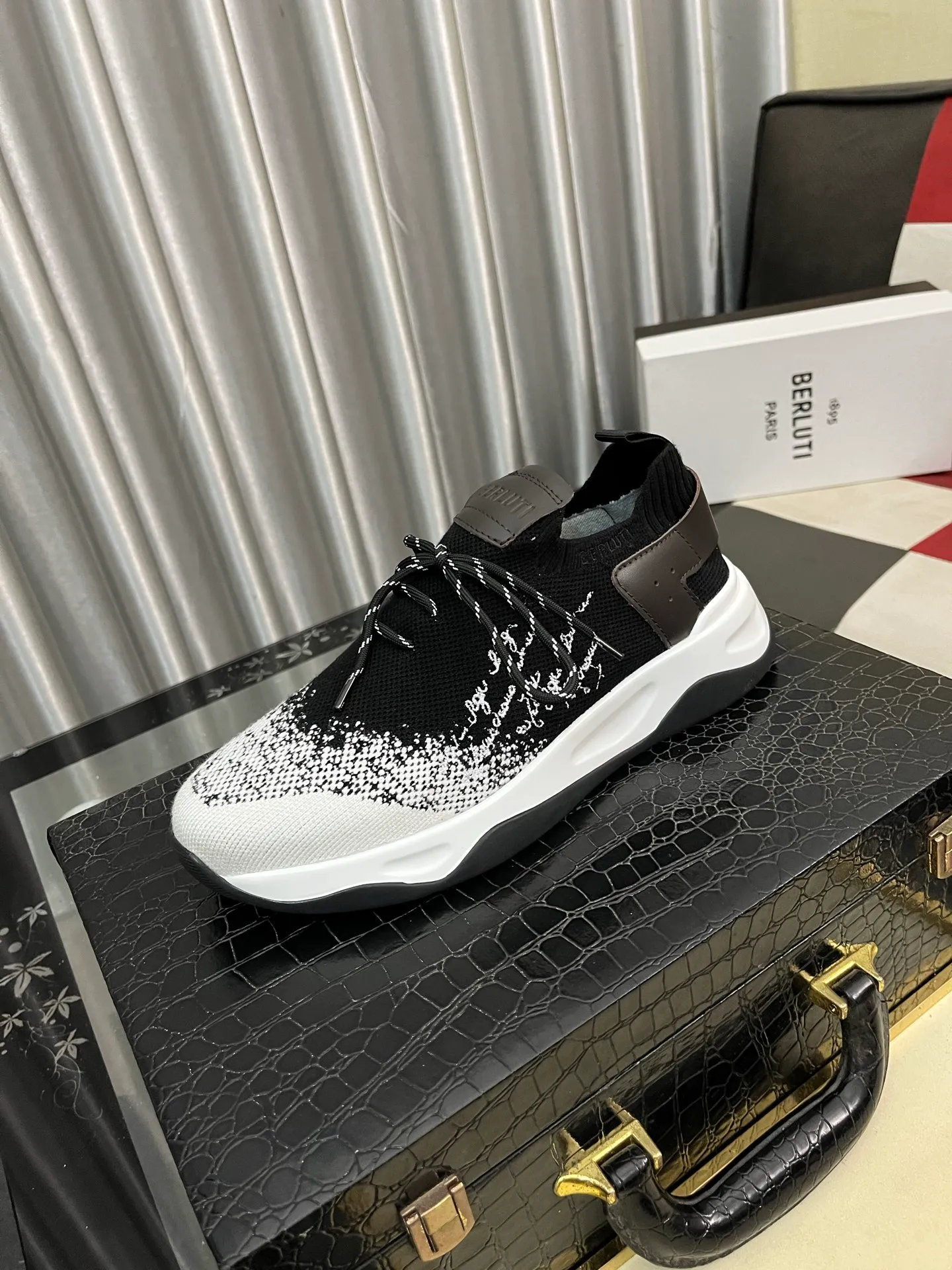 Men's Men's Shoes 💰400⌚️⌚️Berlut* France's top men's shoes, Berluti brand broke the rules in its first show and launched a new Edge shoe last. This model is hand-crafted with exquisite and fashionable fly-woven cowhide, a water-dyed cowhide lining, and an original color-blocked lightweight and wear-resistant rubber sole. This bold improvement of the iconic shoe last is of great significance to the creative work of its unique shape and edge width. On Alessandro shoes, this sharp-edged silhouette is made more see-through through Kris' bold and professional new Cloudy dyeing, making it classic and fashionable! Size: 38-46